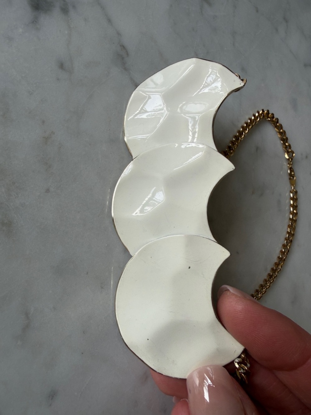 Vintage White Enamel Statement Scalloped Pendant Necklace with Gold Chain - Picture 7 of 7